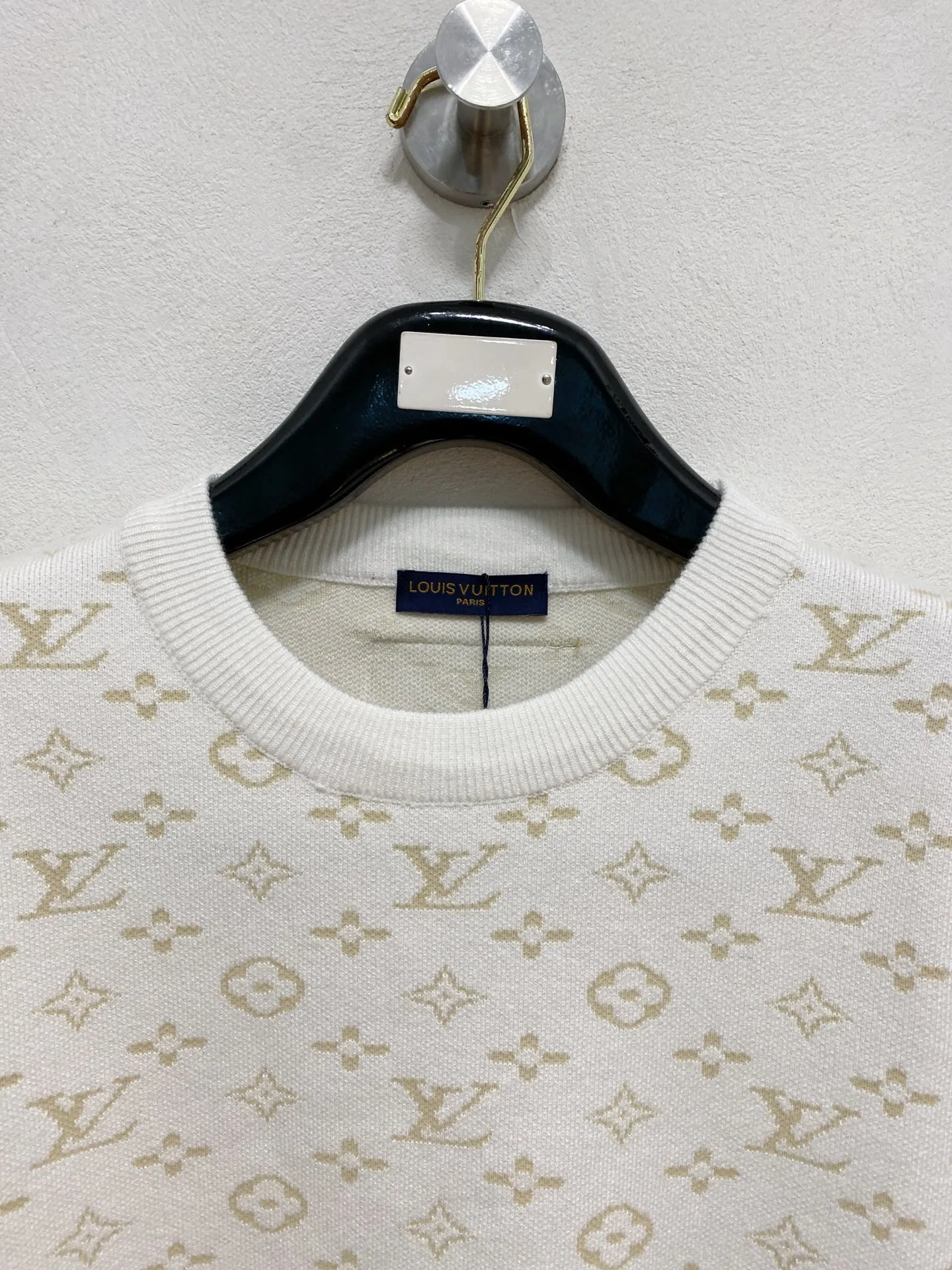 🅿️440 LV crew neck sweater, made of wool blended yarn, has good warmth retention, fluffy and soft, doubles skin care, giving you a lightweight wearing experience. High-quality natural fibers ensure high-quality life. The whole piece adopts solid color single-sided craftsmanship, leaving loose space when fit, solid color plain weave, neat texture, solid color design, durable and high-end. The half-high collar zipper design is meticulous in workmanship, fashionable and versatile. The back shoulder design is simple and comfortable. At the same time, the use of counter-stitch connection highlights the quality in the details, making the temperament more low-key, restrained, calm and stylish, and better showing the clean and tidy side of successful men. The collar, cuffs, and hem are made of dense rib weaving, which is tight and elastic, not easy to deform, and highlights the details and texture. Whether worn alone or layered, it can not only give you a warm feeling, but also give you a sophisticated sense of fashion.      Size: M-XXXL